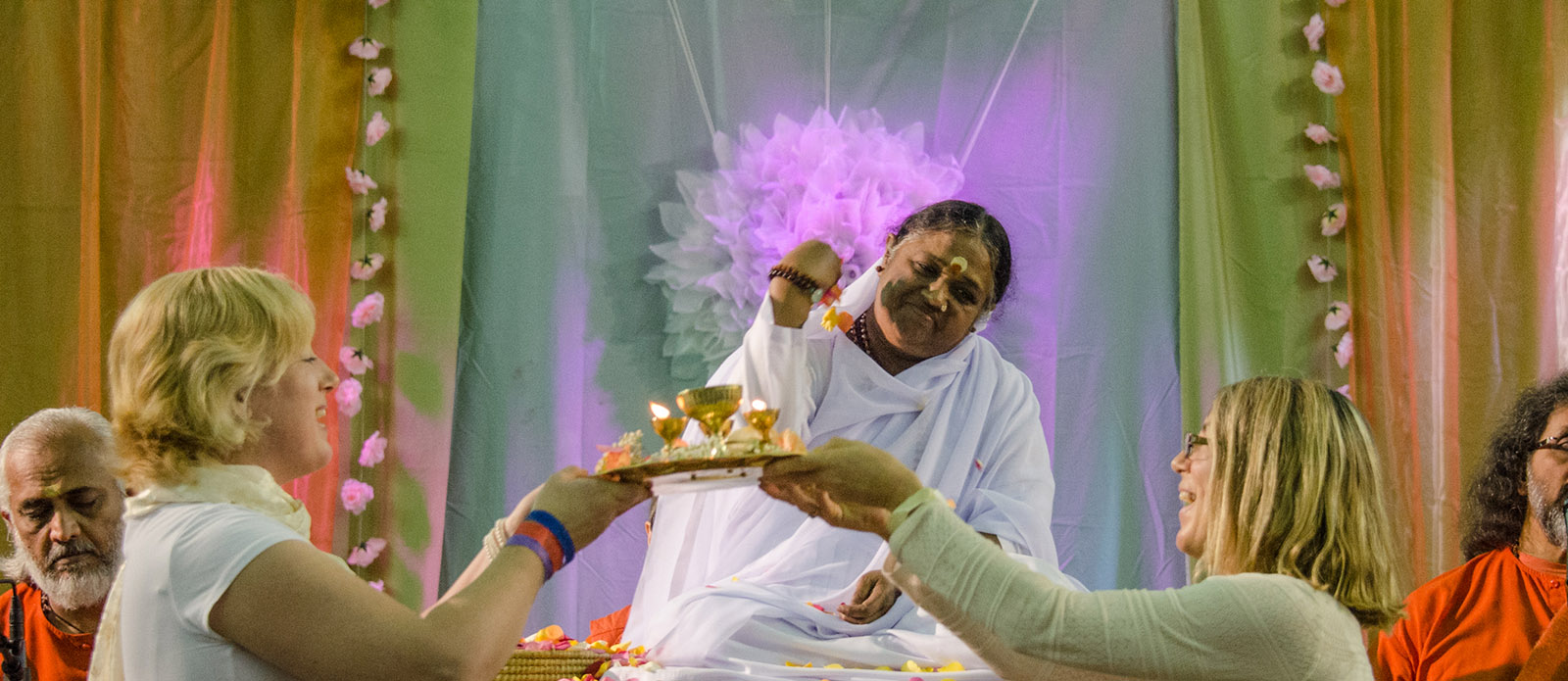 amma and devotees